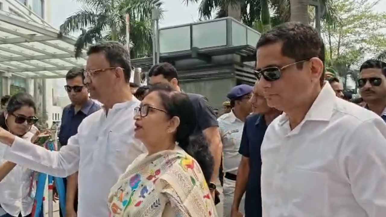 রাজারহাটে কমিশনের সঙ্গে বৈঠক সেরে বেরিয়ে তৃণমূলের প্রতিনিধিরা।