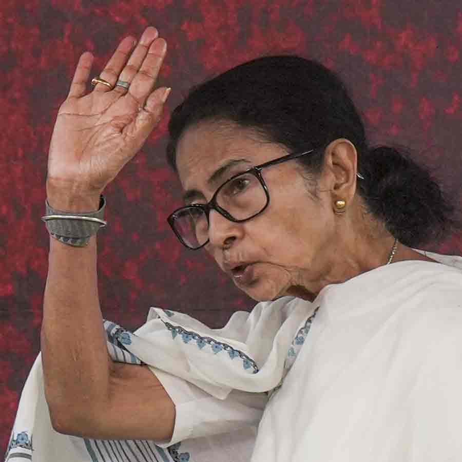 ধর্মতলার ধর্নামঞ্চে মমতা বন্দ্যোপাধ্যায়।