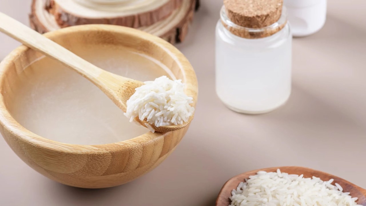 চাল ধোয়া জল মাখলে আদপে কী কী উপকার মেলে?