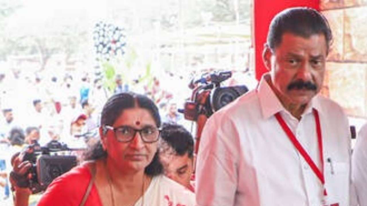কেরল সিপিএমের রাজ্য সম্পাদক এম ভি গোবিন্দন এবং তাঁর স্ত্রী পি কে শ্যামলা (বাঁ দিকে)।