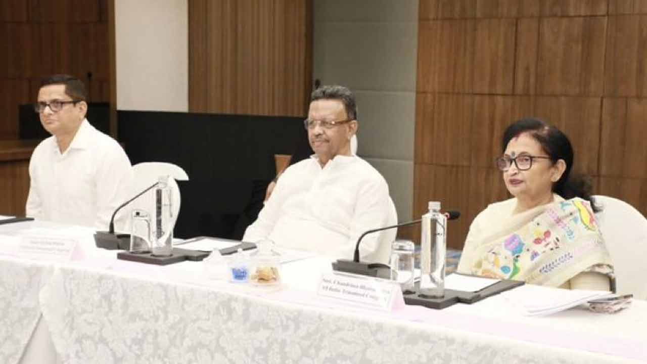 কমিশনের বৈঠকে (বাঁ দিক থেকে) রাজীব কুমার, ফিরহাদ হাকিম এবং চন্দ্রিমা ভট্টাচার্য।