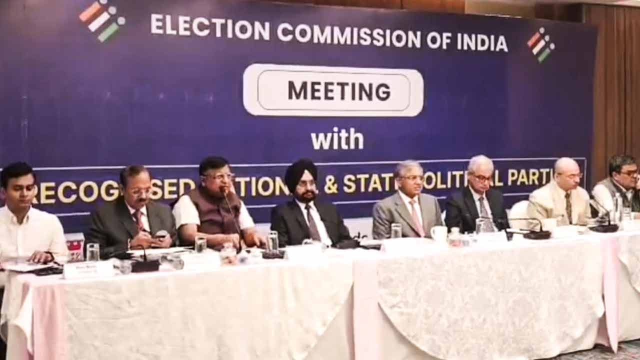 নির্বাচন কমিশনের ফুল বেঞ্চ। সোমবার রাজারহাট ওয়েস্টিনে।