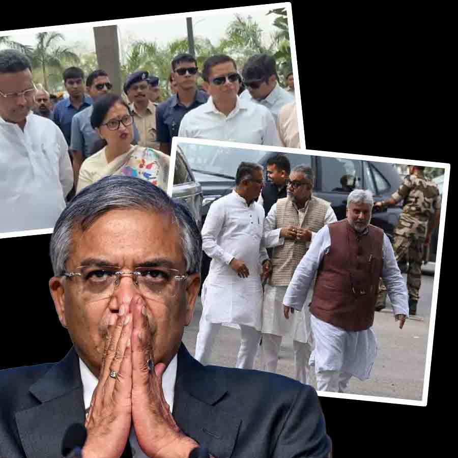 (বাঁ দিকে) কমিশনের সঙ্গে বৈঠক সেরে বেরিয়ে তৃণমূলের প্রতিনিধিদল। মুখ্য নির্বাচন কমিশনার জ্ঞানেশ কুমার (মাঝে)। কমিশনের বৈঠকে বিজেপির প্রতিনিধিদল (ডান দিকে)।