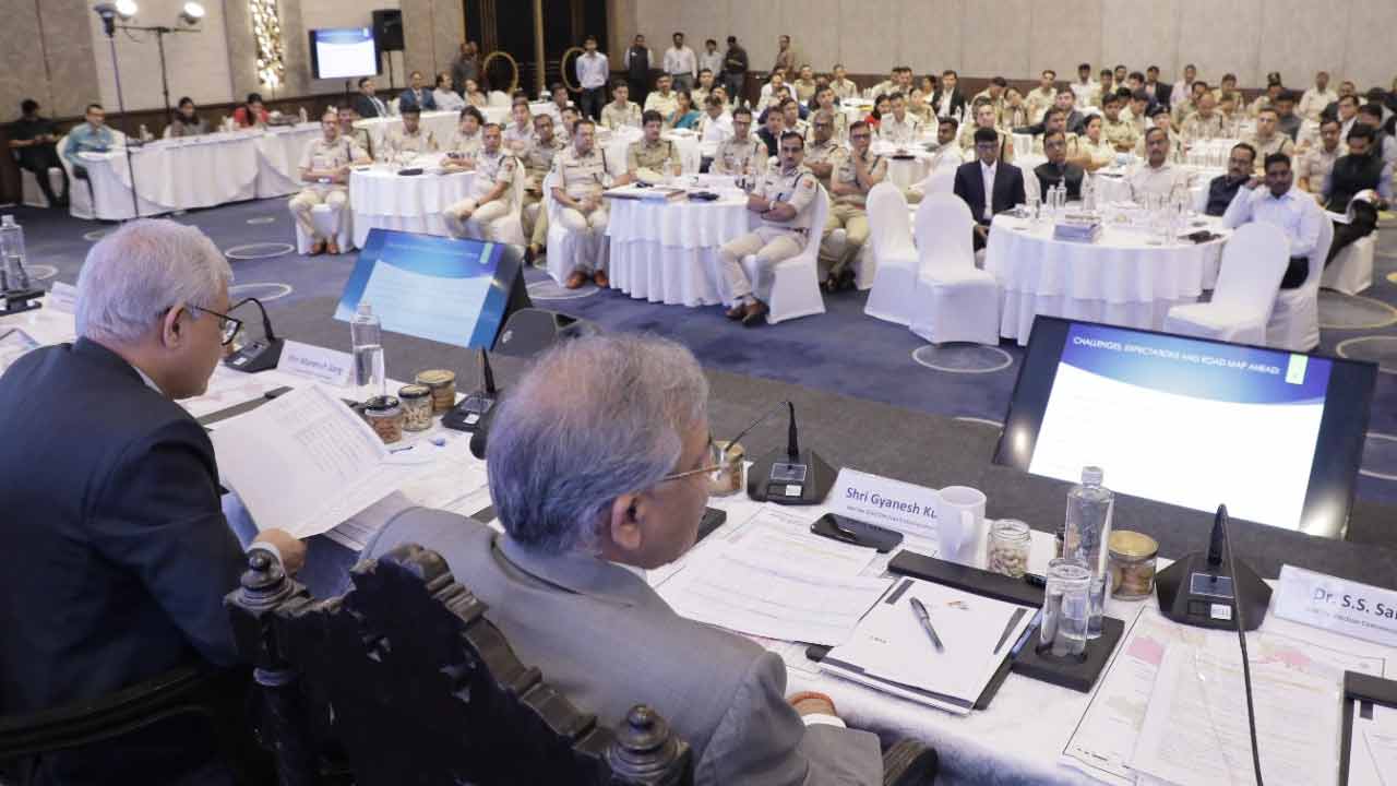 নির্বাচন কমিশনের ফুল বেঞ্চের সঙ্গে রাজ্যের পুলিশকর্তাদের বৈঠক।