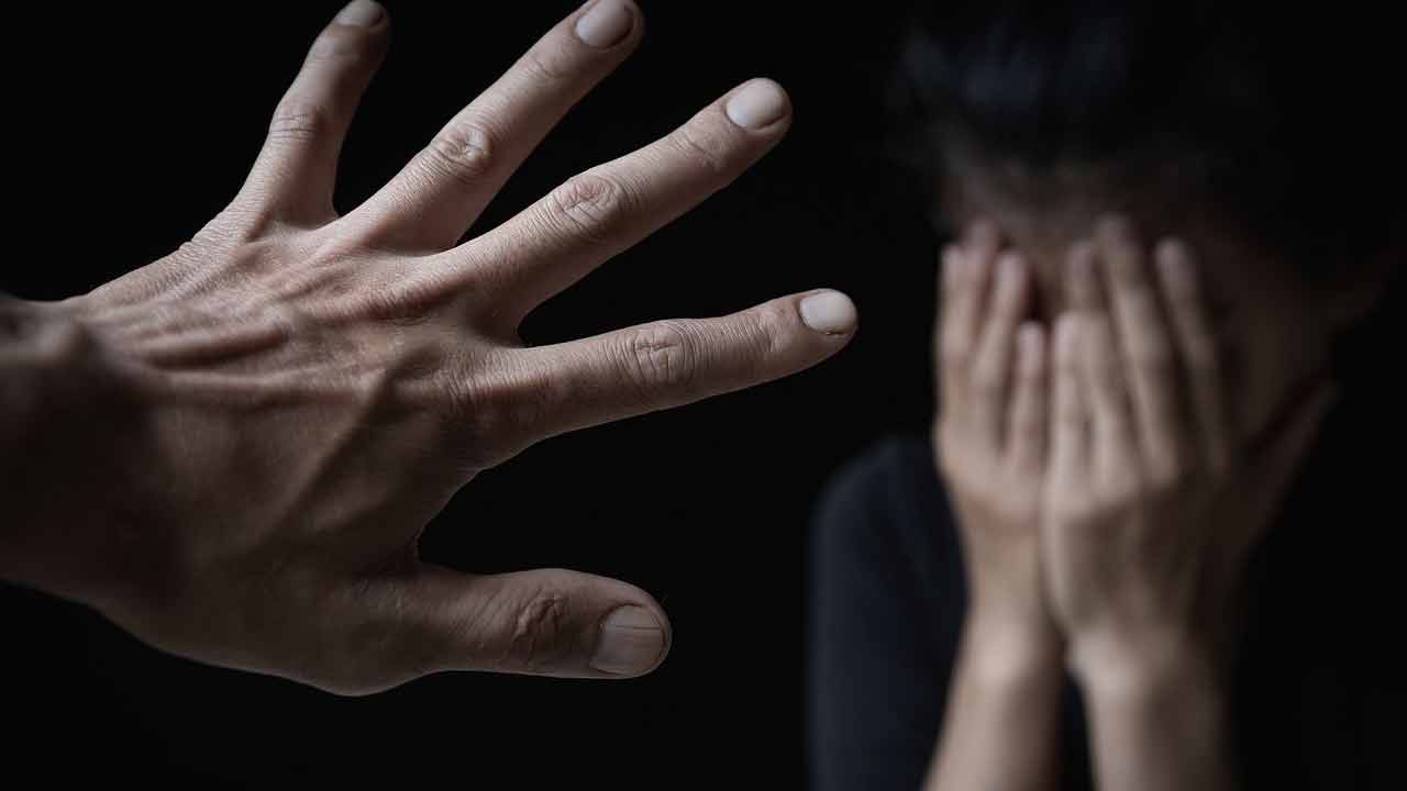 এই ধরনের খবরের ক্ষেত্রে আসল ছবি প্রকাশে আইনি নিষেধাজ্ঞা থাকে।