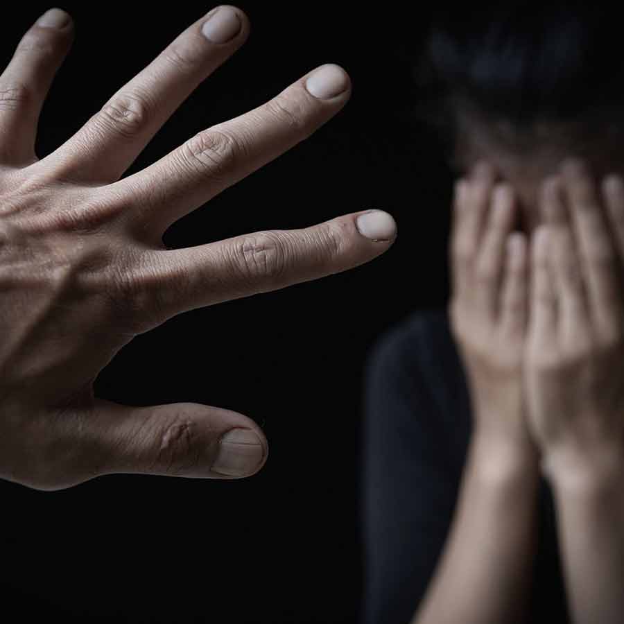 এই ধরনের খবরের ক্ষেত্রে আসল ছবি প্রকাশে আইনি নিষেধাজ্ঞা থাকে।