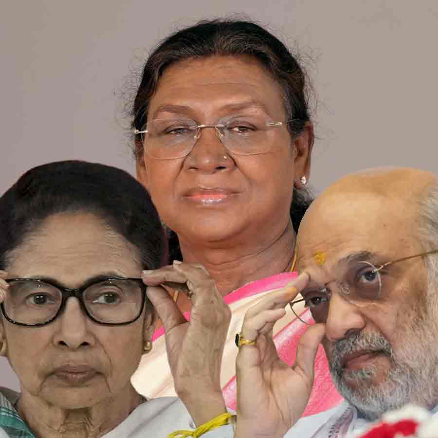 (বাঁ দিক থেকে) মুখ্যমন্ত্রী মমতা বন্দ্যোপাধ্যায়, রাষ্ট্রপতি দ্রৌপদী মুর্মু এবং কেন্দ্রীয় স্বরাষ্ট্রমন্ত্রী অমিত শাহ।