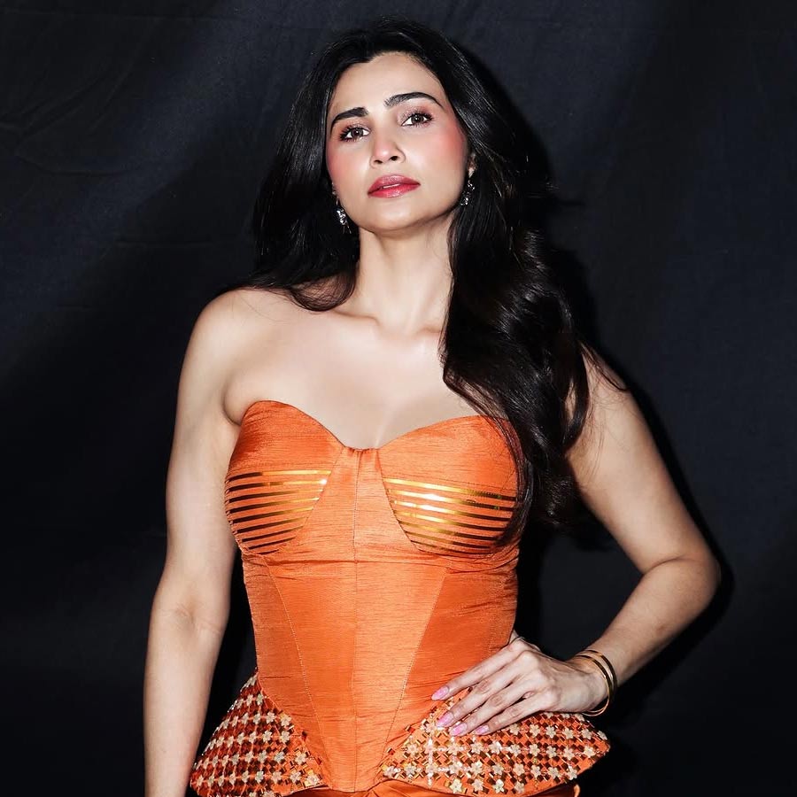 Actress Daisy Shah got slammed for attending Iftaar party dgtl