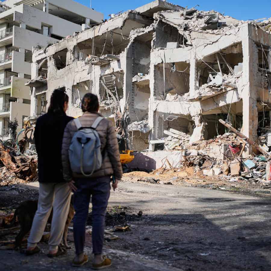 ইরানের হামলায় তেল আভিভে ভেঙে পড়েছে বহুতল।