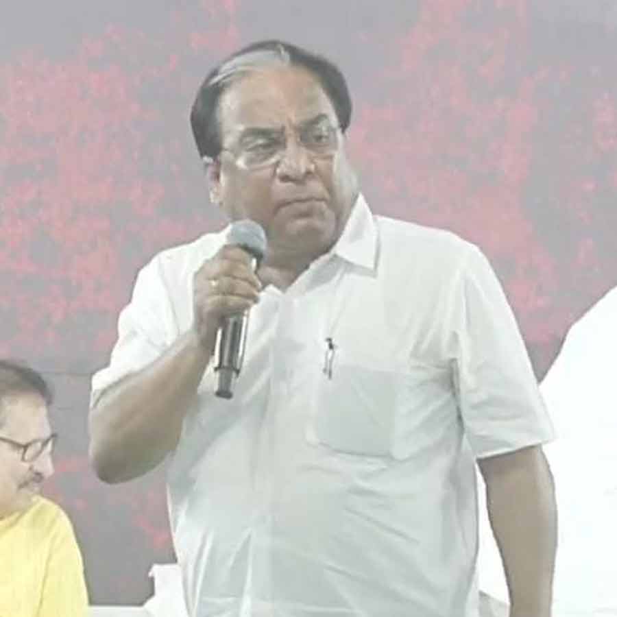 মঞ্চে বক্তা জয়প্রকাশ মজুমদার। পিছনে অভিষেক বন্দ্যোপাধ্যায়ের কাছে বাবুল সুপ্রিয়।