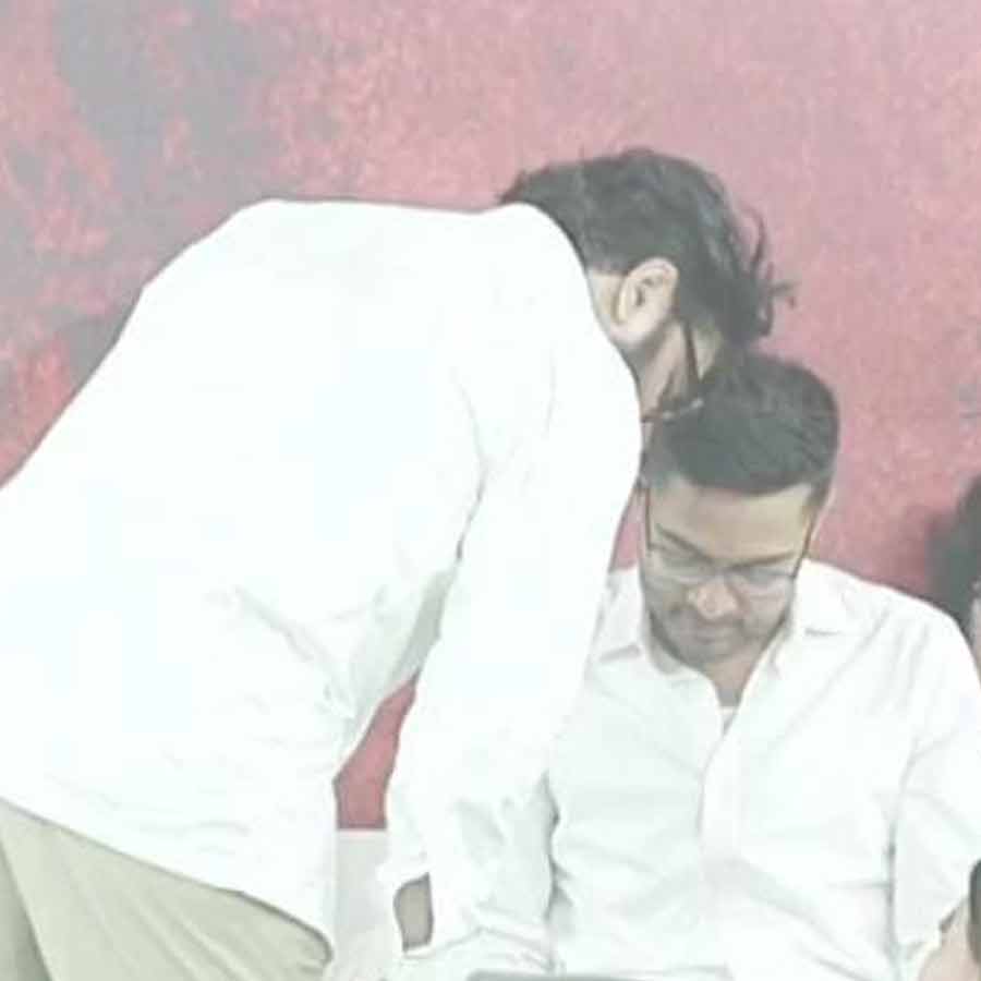 মঞ্চে অভিষেক বন্দ্যোপাধ্যায়ের কাছে বাবুল সুপ্রিয়।