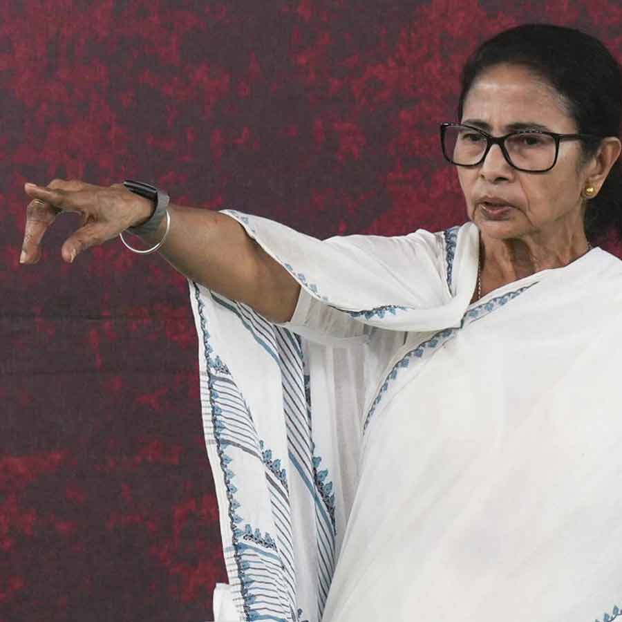 ধর্নামঞ্চে মমতা বন্দ্যোপাধ্যায়।
