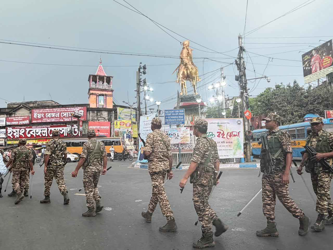 শ্যামবাজার পাঁচমাথার মোড় থেকে কেন্দ্রীয় বাহিনী চলেছে বাটা মোড়ের দিকে।