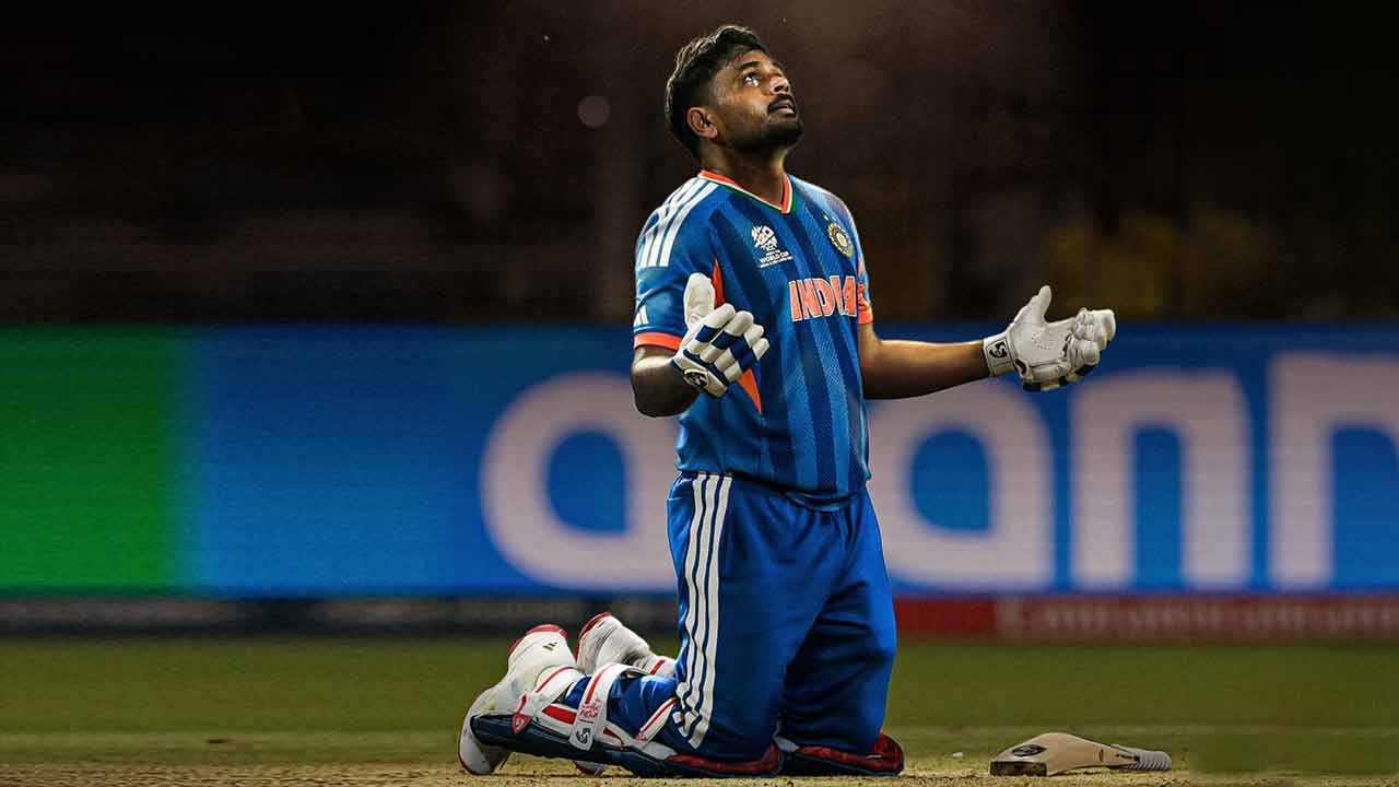 শেষ তিন ম্যাচে ২৭৫ রান করে ‘প্লেয়ার অফ দ্য টুর্নামেন্ট’! ইডেনে ৯৭ রানের ম্যাচ জেতানো ইনিংস খেলার পরে সঞ্জু স্যামসন।