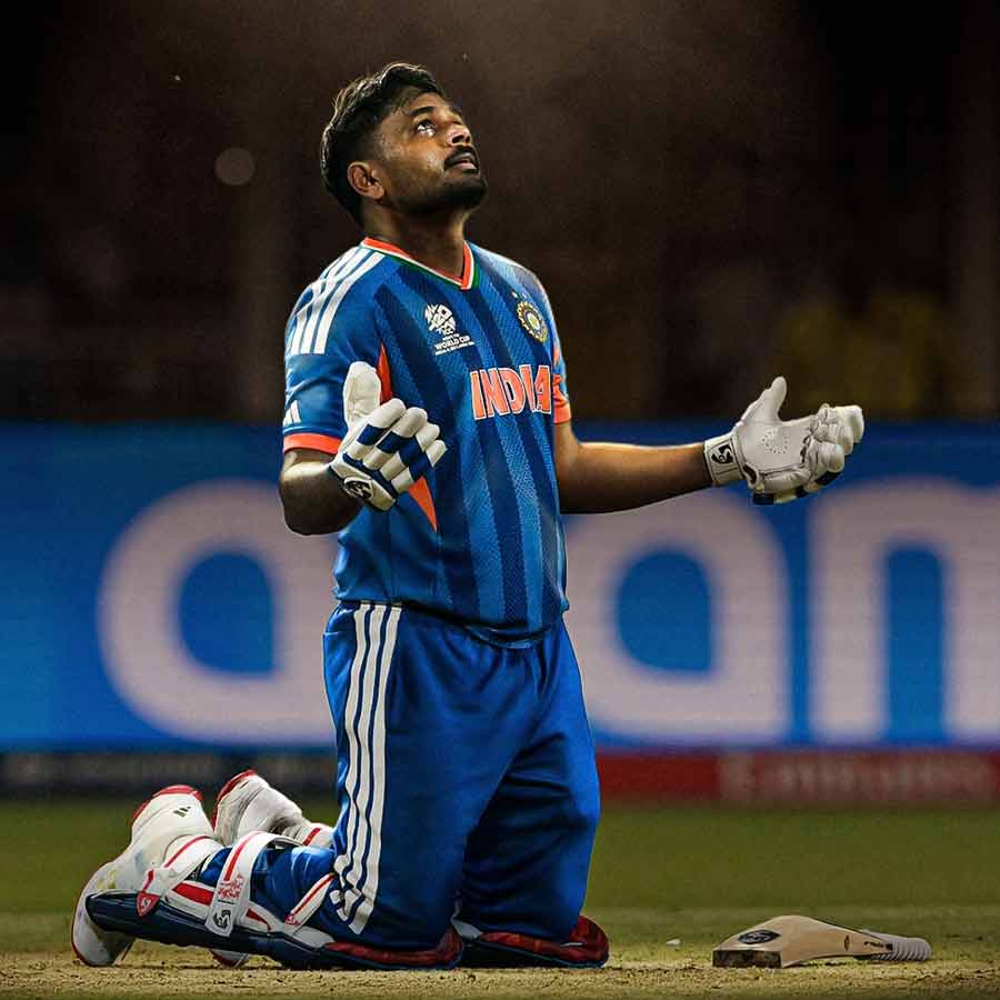 শেষ তিন ম্যাচে ২৭৫ রান করে ‘প্লেয়ার অফ দ্য টুর্নামেন্ট’! ইডেনে ৯৭ রানের ম্যাচ জেতানো ইনিংস খেলার পরে সঞ্জু স্যামসন।