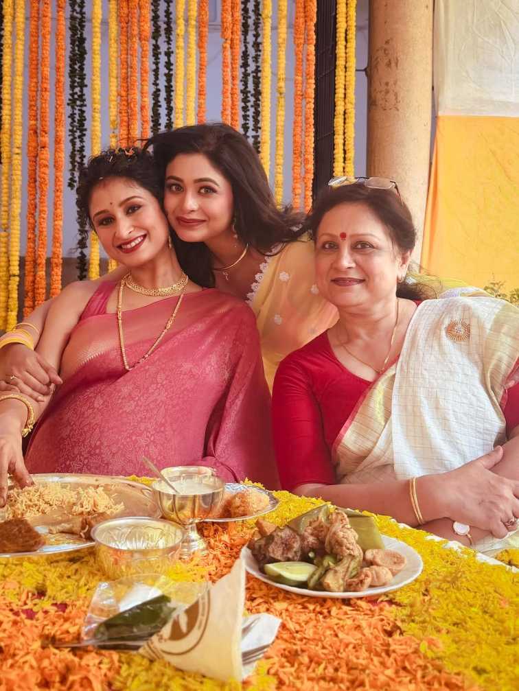 চিত্রাঙ্গদার পাশে বোন ঋতাভরী, মা শতরূপা।