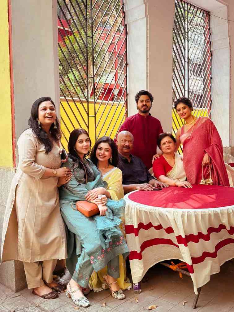 দুই পরিবারের সঙ্গে চিত্রাঙ্গদা শতরূপা।