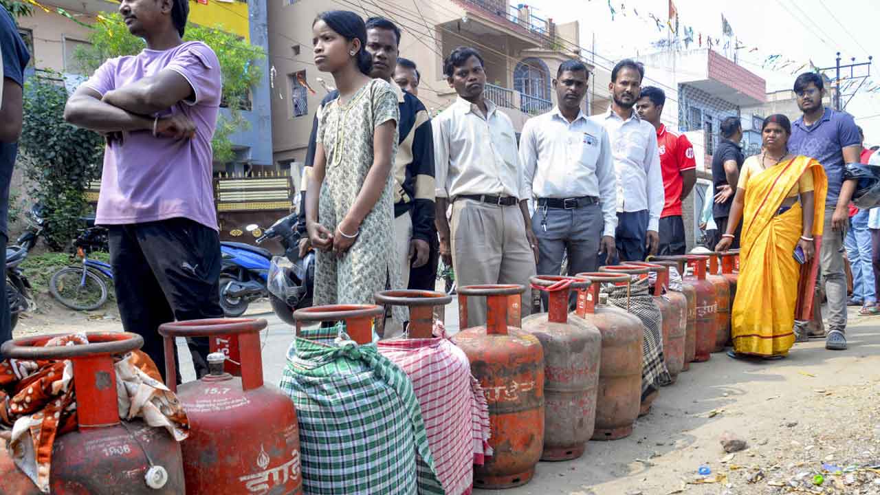 এলপিজি সিলিন্ডারের সারি।