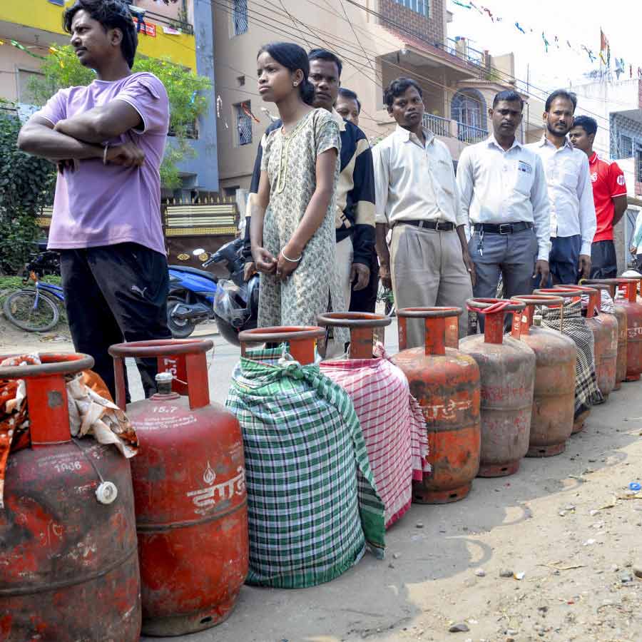 এলপিজি সিলিন্ডারের সারি।