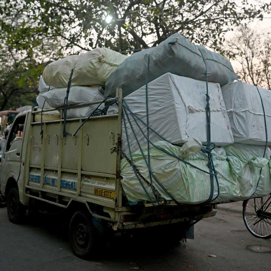 বেআইনি: মাত্রাতিরিক্ত জিনিস বোঝাই করে শহরে চলছে ছোট মালবাহী গাড়ি। বাবুঘাটে।