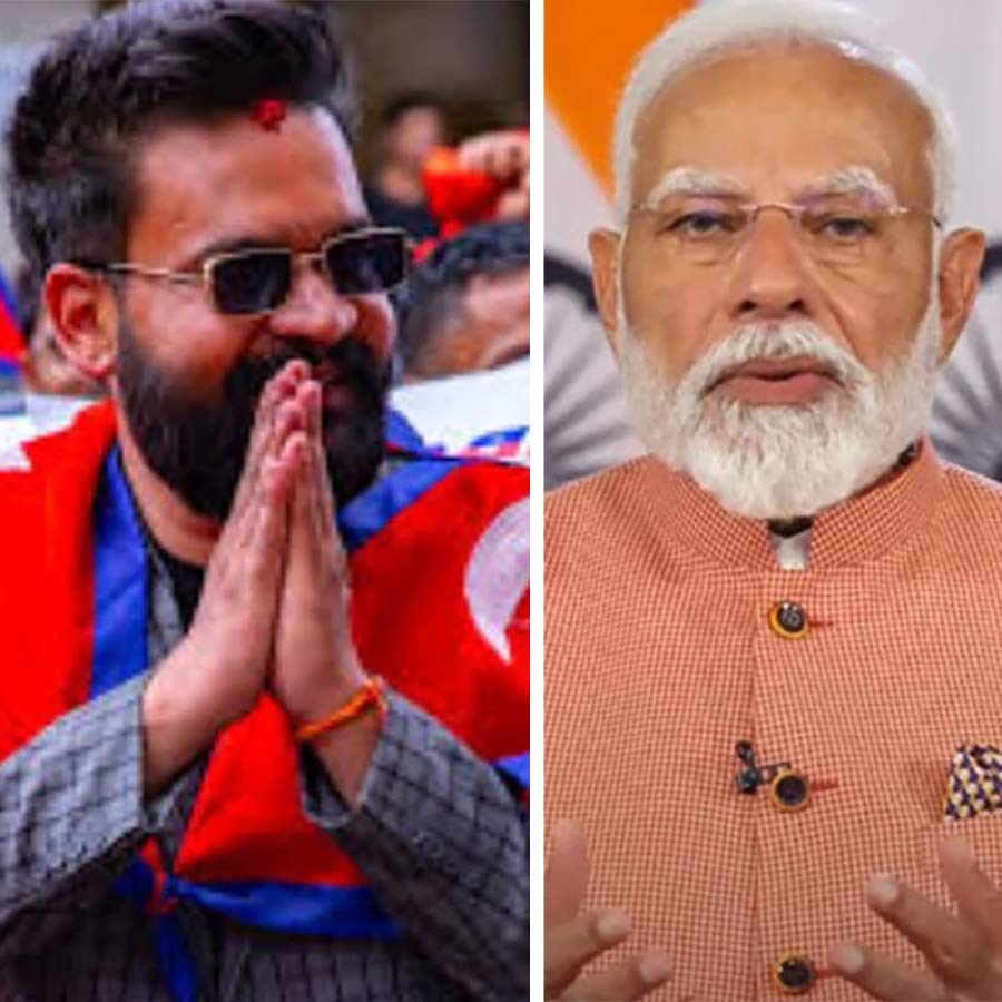 (বাঁ দিকে) বলেন্দ্র শাহ এবং প্রধানমন্ত্রী নরেন্দ্র মোদী (ডান দিকে)।