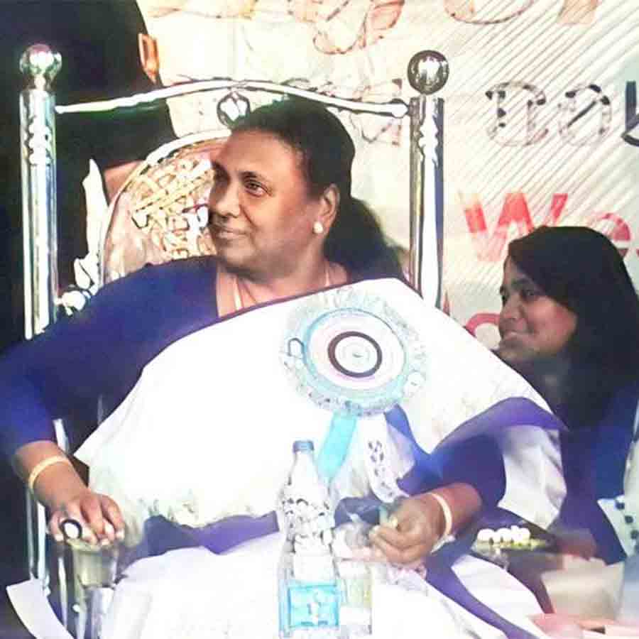 ২০১৫ সালে ঝাড়খণ্ডের তৎকালীন রাজ্যপাল দ্রৌপদী মুর্মু ঝাড়গ্রামে সাঁওতালি সাহিত্য সম্মেলনে।