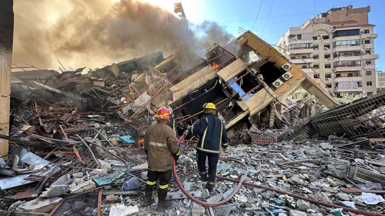 আমেরিকা এবং ইজ়রায়েলের হামলায় তেহরানে ভেঙে পড়েছে বহুতল।