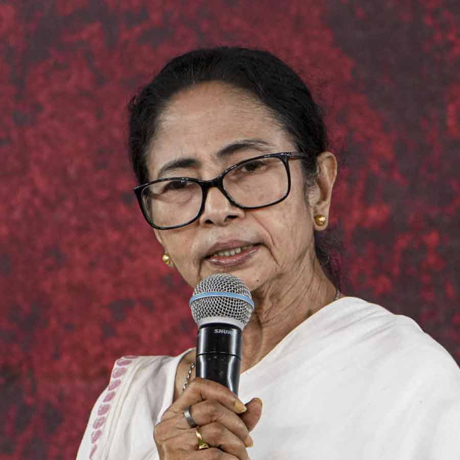 মঙ্গলবার ধর্মতলার মেট্রো চ্যানেলে ধর্নামঞ্চে তৃণমূলনেত্রী মমতা বন্দ্যোপাধ্যায়।