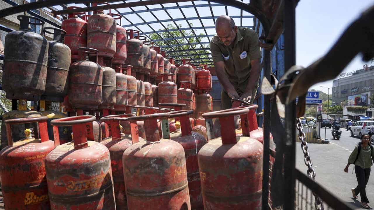 রান্নার গ্যাসের সিলিন্ডার।