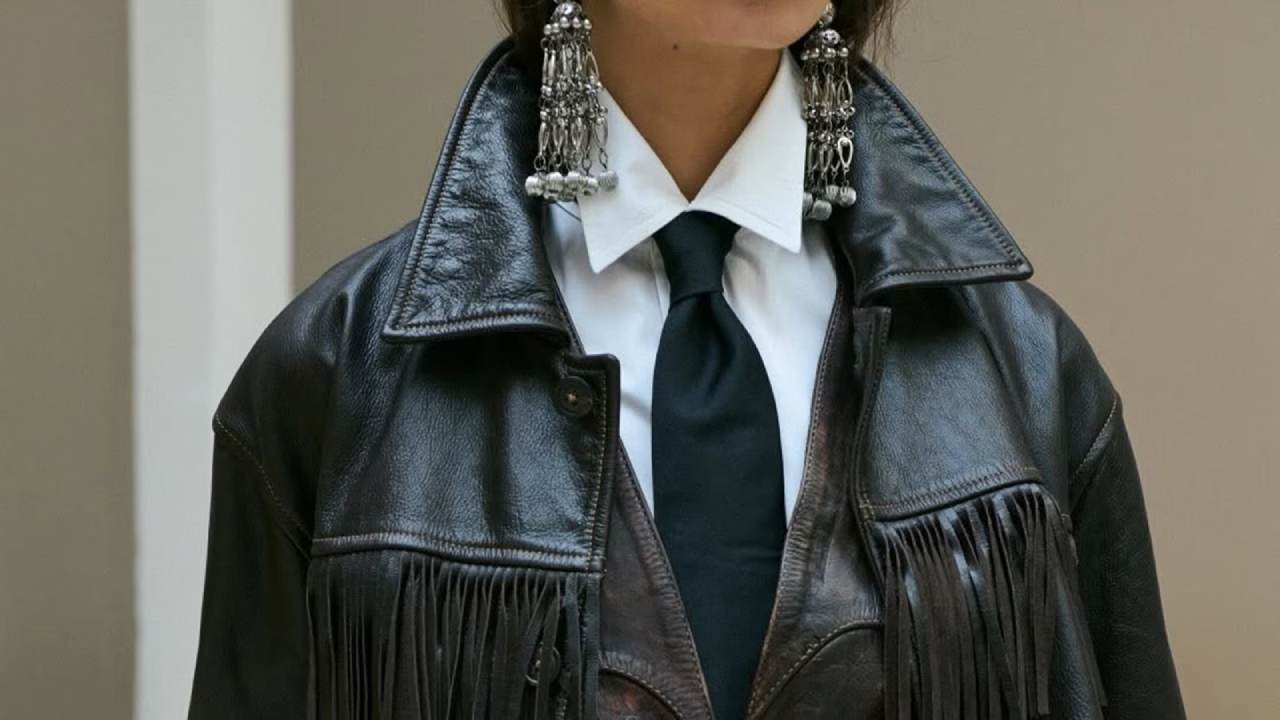 স্যুটের সঙ্গে এই ধরনেরই দুল পরেছিলেন র‌্যাল্‌ফ লরেনের মডেলরা। 