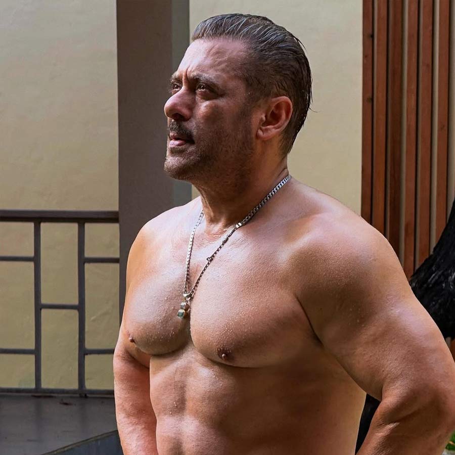 Salman Khan Cycling Exercise Despite Broken leg during Sikandar Shooting