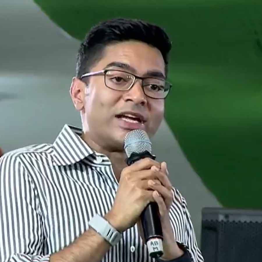 মঙ্গলবার ধর্মতলার মেট্রো চ্যানেলে ধর্নামঞ্চে তৃণমূলনেত্রী মমতা বন্দ্যোপাধ্যায়।