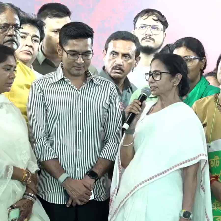 মঙ্গলবার ধর্মতলার মেট্রো চ্যানেলে ধর্নামঞ্চে মমতা বন্দ্যোপাধ্যায় এবং অভিষেক বন্দ্যোপাধ্যায়।