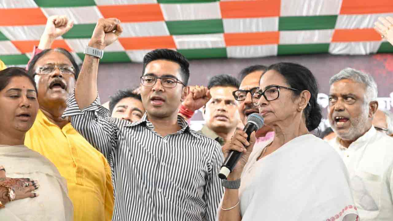 সুপ্রিম কোর্টের নির্দেশ আমাদের দাবিকেই মান্যতা দিল, বললেন অভিষেক! সেনাপতির আবেদন মেনে নিয়ে ধর্না তুললেন মমতা
