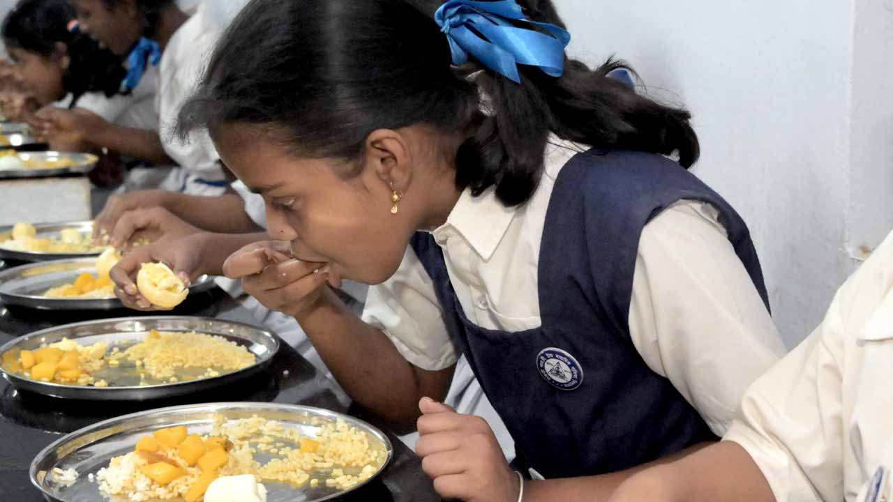 যুদ্ধের আঁচ মিড ডে মিলে !