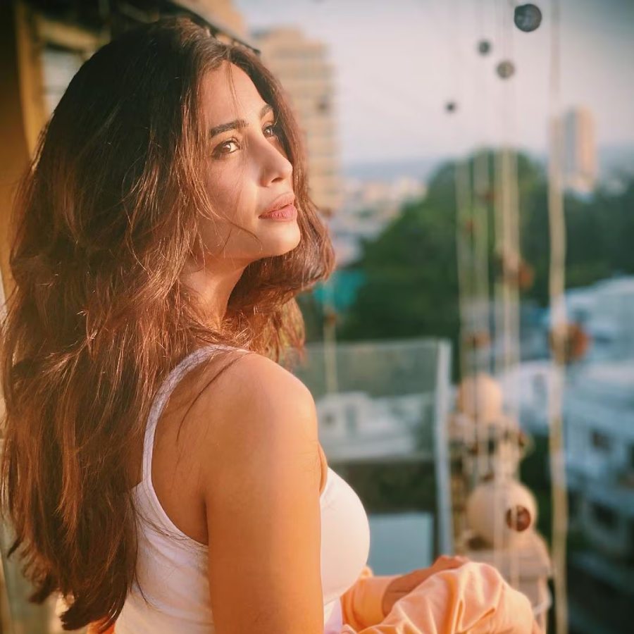 সকালে উঠে কী খান ডেইজ়ি?