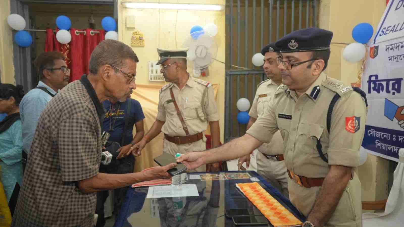 হারিয়ে যাওয়া মোবাইল উদ্ধার করে প্রৌঢ়ের হাতে তুলে দেওয়া হচ্ছে দমদম জিআরপি থানা থেকে।