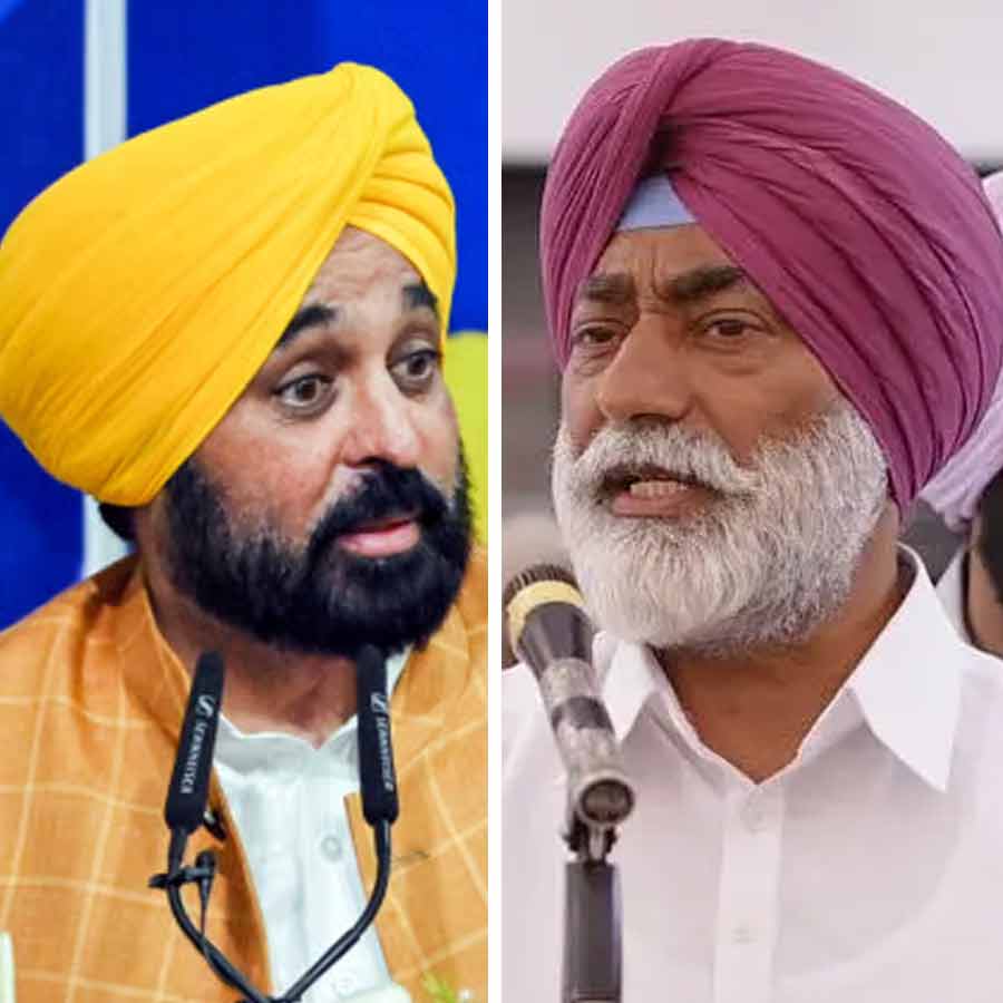 (বাঁ দিকে) পঞ্জাবের মুখ্যমন্ত্রী ভগবন্ত মান এবং সে রাজ্যের কংগ্রেস বিধায়ক সুখপাল সিংহ খইরা (ডান দিকে)।