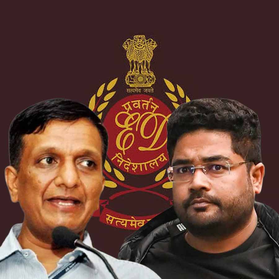 (বাঁ দিকে) প্রাক্তন শিক্ষাসচিব মণীশ জৈন এবং কুন্তল ঘোষ (ডান দিকে)।