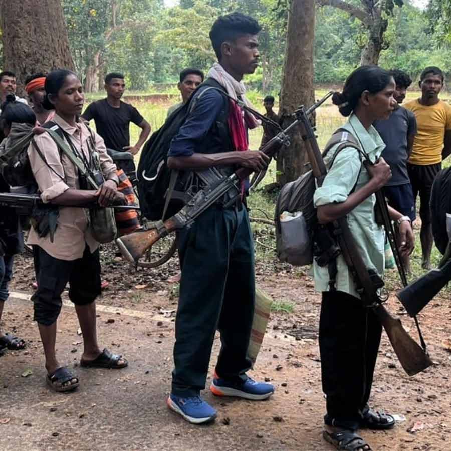 আত্মসমর্পণকারী মাওবাদী সদস্যেরা। ছবি: সংগৃহীত।