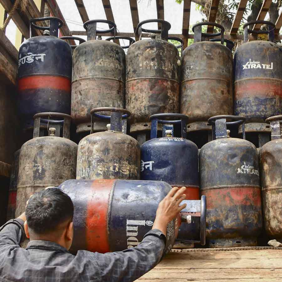 Several restaurants of Kolkata are facing shortage of LPG gas dgtl