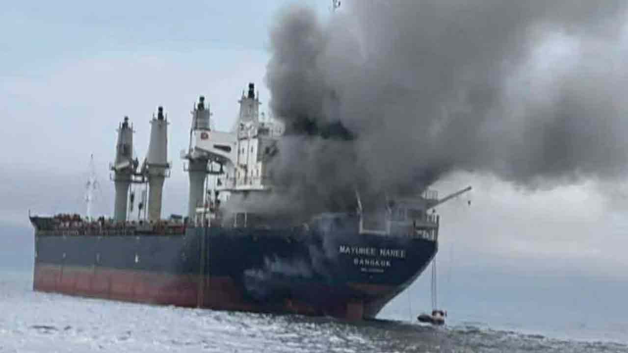 হামলার পরেই আগুন ধরে যায় জাহাজটিতে।