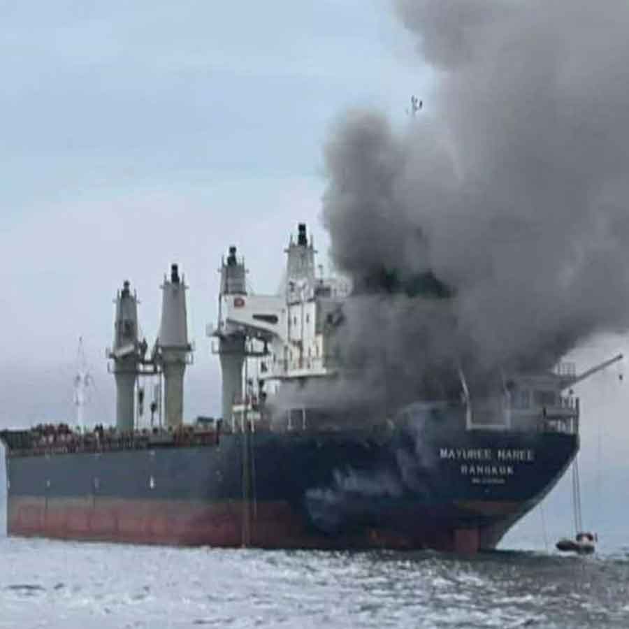হামলার পরেই আগুন ধরে যায় জাহাজটিতে।
