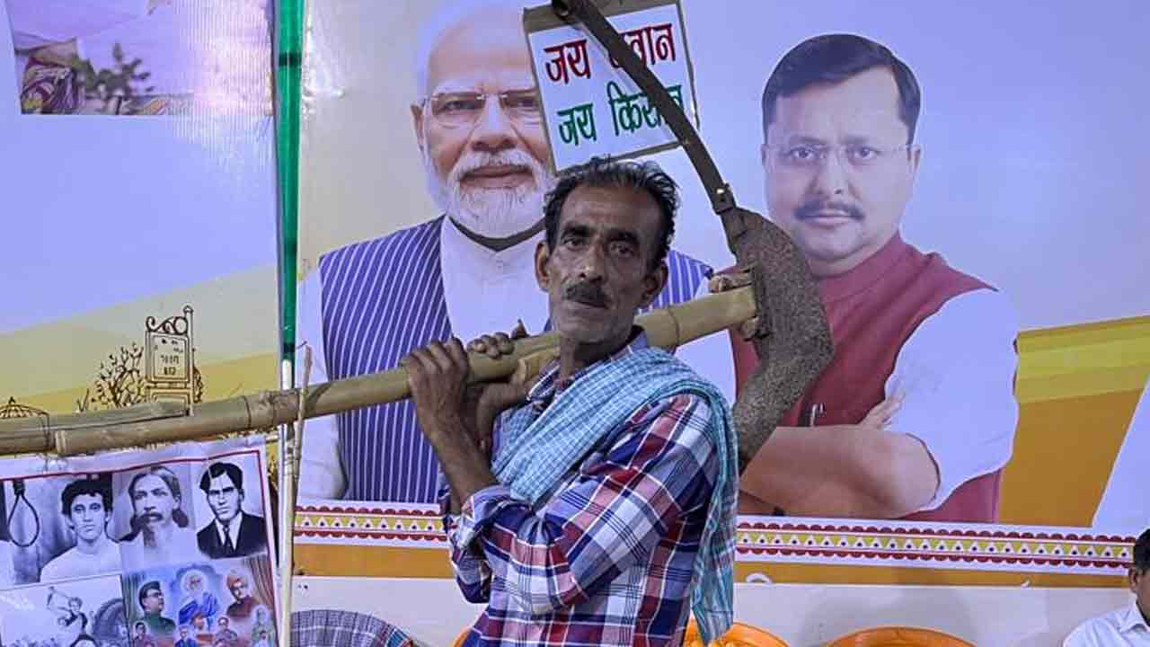 Man, with plough on shoulder, arrives at Bengal BJP Office travelling all the way from Bankura, wants to be Agriculture Minister