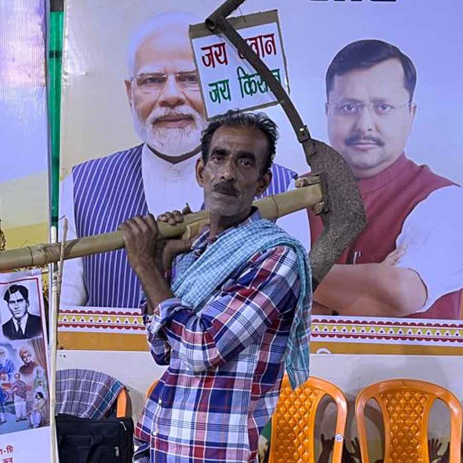 Man, with plough on shoulder, arrives at Bengal BJP Office travelling all the way from Bankura, wants to be Agriculture Minister