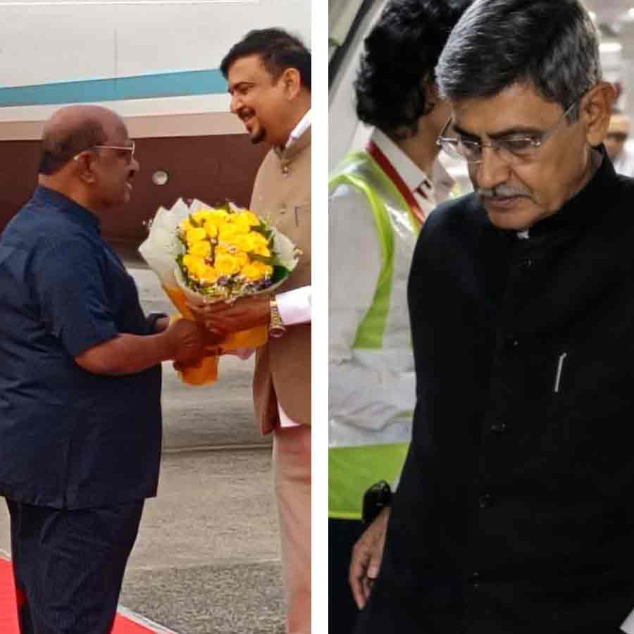 (বাঁ দিকে) সিভি আনন্দ বোসকে বিদায় জানাতে বিমানবন্দরে মন্ত্রী সুজিত বসু। সন্ধ্যার বিমানে দমদমে পৌঁছোলেন নতুন রাজ্যপাল আরএন রবি (ডান দিকে)।