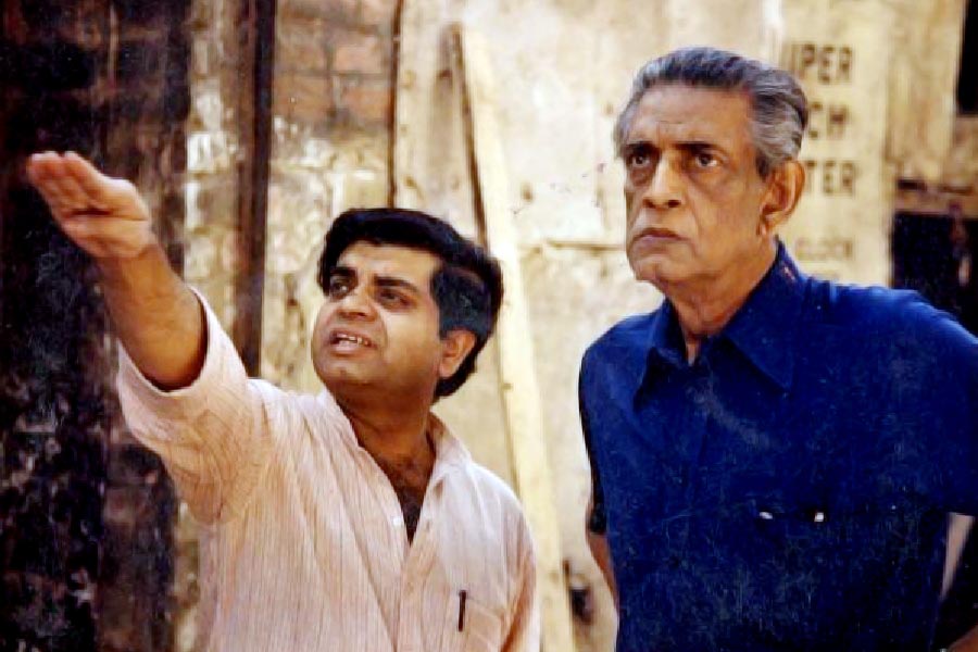 সত্যজিৎ রায়ের সঙ্গে তাঁর পুত্র সন্দীপ রায়। পরিচালকের কাজের স্বত্বাধিকার তাঁর কাছেই এখন। 