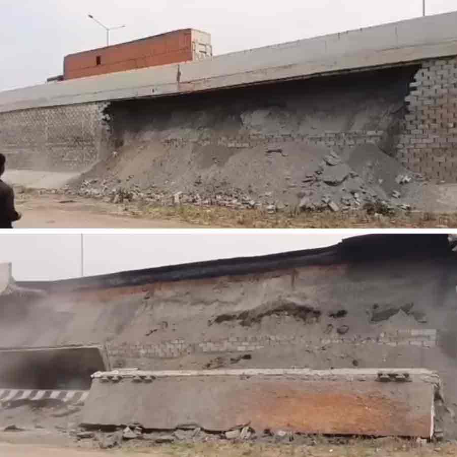 পূর্ব বর্ধমানের মেমারিতে ধসে পড়েছে জাতীয় সড়কের দেওয়ালের একাংশ।