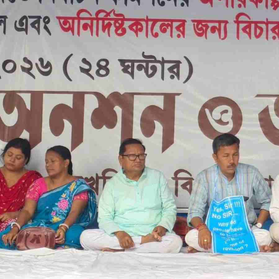 বুধবার মেখলিগঞ্জে ২৪ ঘণ্টার অনশনমঞ্চে দলীয় নেতা-কর্মীদের সঙ্গে তৃণমূল বিধায়ক পরেশচন্দ্র অধিকারী।