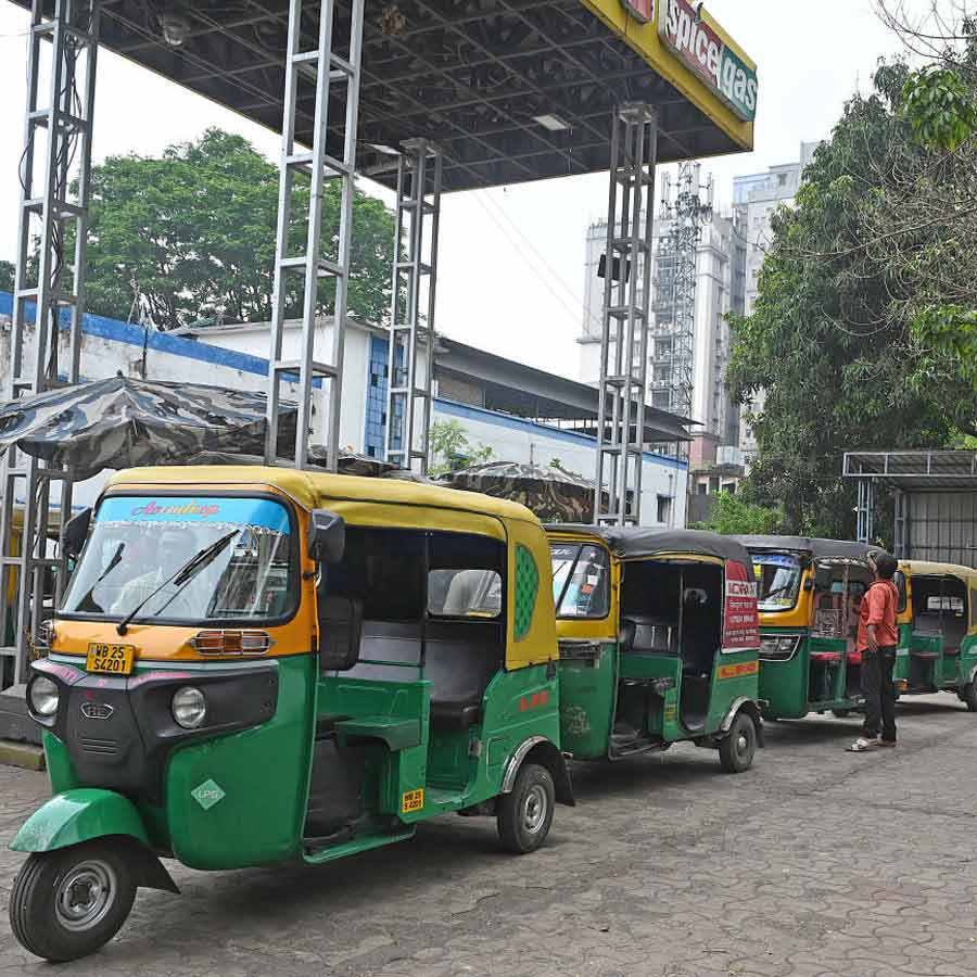 পেট্রল পাম্পে অটোর লম্বা লাইন। বুধবার, ফুলবাগান এলাকায়।